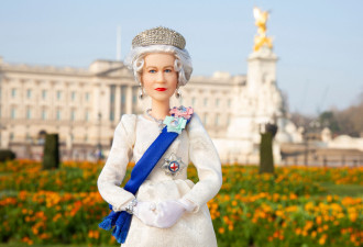 伊丽莎白二世独特芭比娃娃 首卖登热销榜首！