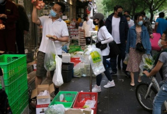 北京摒息以待 人们疯狂囤积食物方便面