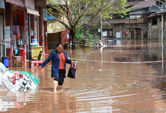 四川内江大风暴雨袭击 道路积水致1.6万人受灾