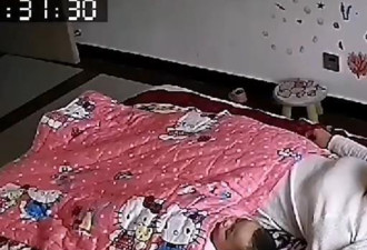 妈带儿子睡觉3岁女儿帮盖被子 独自沙发上哭泣