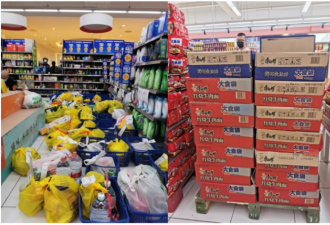 北京市民抢菜：买20箱泡面 超市补货5次