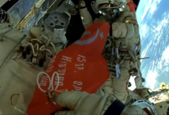 俄宇航员太空行走 展示卫国胜利旗复制品