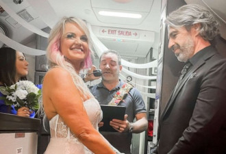 航班取消错过婚礼 美国情侣决定在飞机上结婚