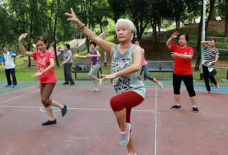 新加坡人靠啥养老：70岁也得端盘打工