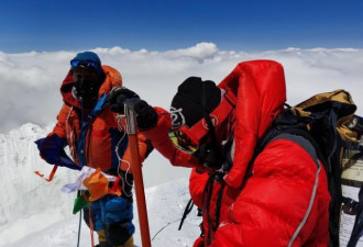 中国科考队在珠峰架设世界海拔最高自动气象站