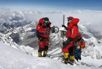 中国科考队在珠峰架设世界海拔最高自动气象站