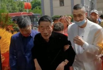 90岁杨少华惹争议！走路颤巍被架着出席活动