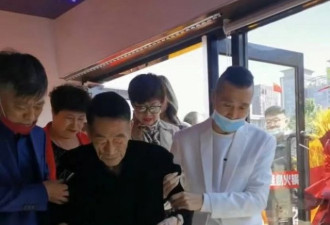 90岁杨少华惹争议！走路颤巍被架着出席活动