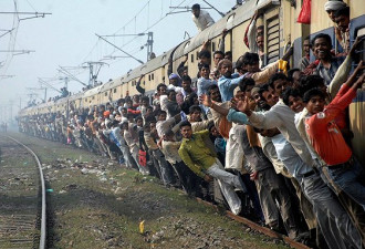 用生命在挂火车的，不只有印度人