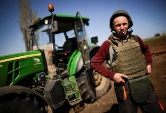 俄军还不停火 乌克兰农民得穿防弹衣下田