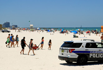 女子海滩上晒日光浴 竟被美国警察开车碾过