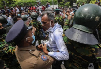 引火自焚 斯里兰卡总理下台谢罪