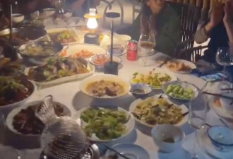 杨丽萍为母亲摆筵席！两米桌全硬菜