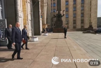 美国波兰大使离开俄外交部 停留不到20分钟