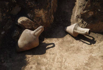 奇：乌军挖壕沟，竟挖出4、5世纪古文物