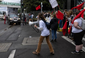 悉尼大学教师举行罢工抗议，上百学生也加入