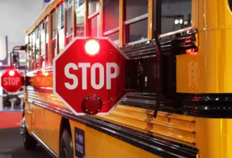 美国满载40孩子校车遭卡车拦腰撞 哭声响彻小区