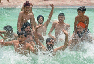 印度遭遇罕见热浪 专家：数十年后出门很危险
