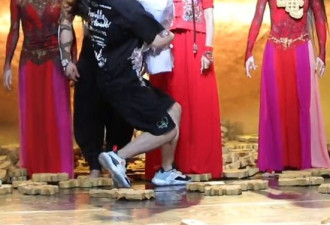 杨丽萍舞台险出事故 被男粉搂住双腿 扑倒在地