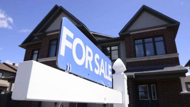 Average Canadian home prices hit a record $816,000 in February, rising 20 per cent since last year. Heather Butts reports.