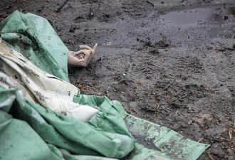 被俄军俘虏的乌克兰幸存者:脸中弹 活埋后逃生