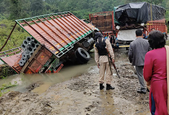 印度洪水上千村庄被淹 超50万人撤离