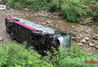 重庆载20人客车翻入河沟致1死 目击者发声