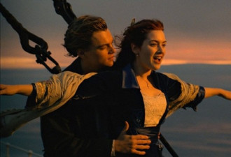 情侣模仿《泰坦尼克号》结果双双坠海！