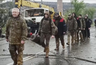 乌军投降后俄对亚速钢铁厂进行搜查 现防毒面具