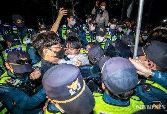 拜登下榻酒店外，韩国学生与警察爆发激烈冲突