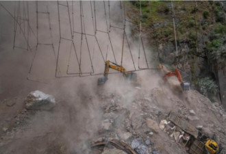 喜马拉雅山隧道坍塌10人罹难 搜救过程又山崩