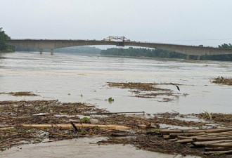 洪水肆虐孟加拉和印度 数百万人受困至少57死