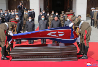 朝鲜元帅玄哲海出殡 金正恩为其扶柩