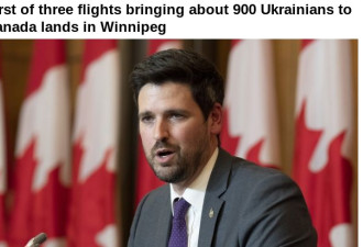 载乌克兰难民的飞机抵加
