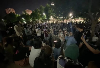 北京两高校学生夜间抗议 打出口号