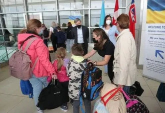 首架乌克兰移民包机飞抵加拿大 副总理亲自迎接