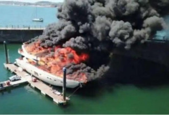 突发：造价5000万豪华游艇，被大火吞噬沉没