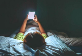 睡前滑手机影响睡眠与健康？最新研究让人意外