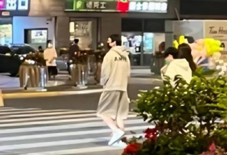 王思聪携女友逛街，女方疑陪他隔离两月