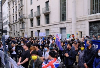 示威者试图以纸扎坦克冲击中国驻英大使馆