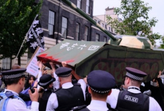 示威者试图以纸扎坦克冲击中国驻英大使馆