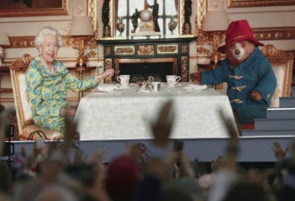画风可爱到爆：英女王和柏灵顿熊喝下午茶