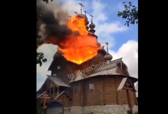 乌东近500年修道院全毁 整栋陷入火海惊悚画面