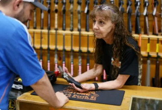 杜鲁多提禁枪法案引发抢购风潮：手枪卖断货