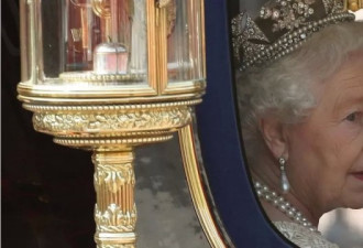 英国女王70年：变迁大潮中如何当国民主心骨