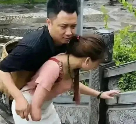 中国“连体夫妻”现状曝光：劈腿了女粉丝