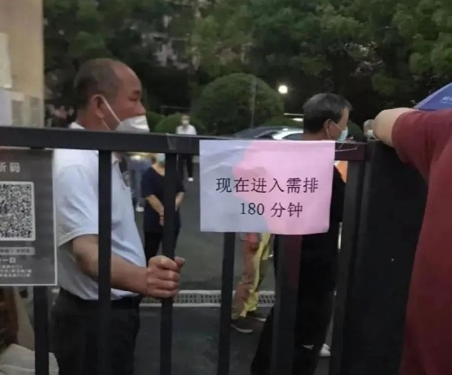 令人震惊的排队图:核酸排队这么难?