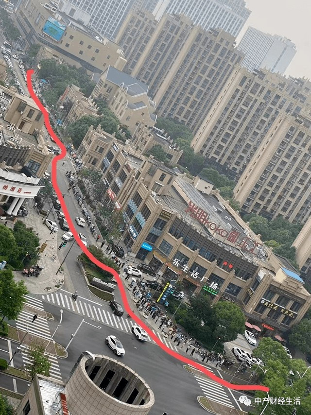 令人震惊的排队图:核酸排队这么难?