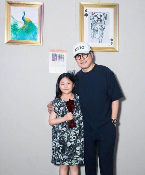 王诗龄画作法国卢浮宫参展 李湘拍照自豪