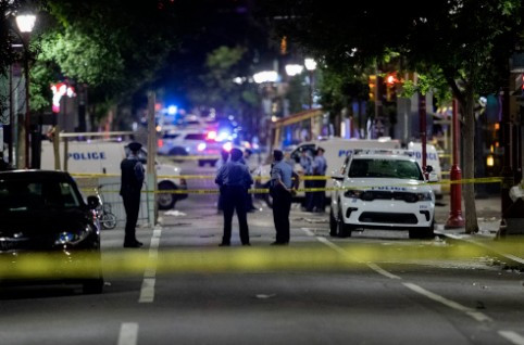 费城再爆大规模枪击案 枪手向人群开枪